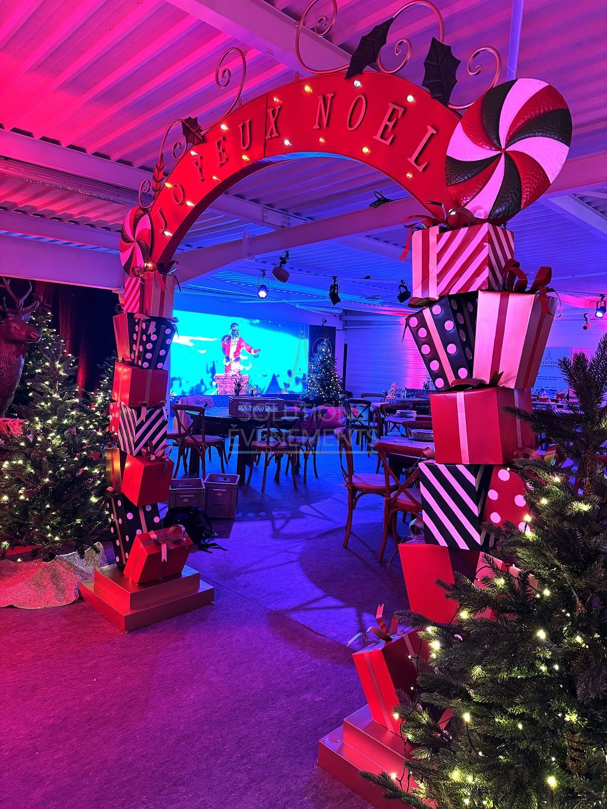 christmas decorated arch - visual 3