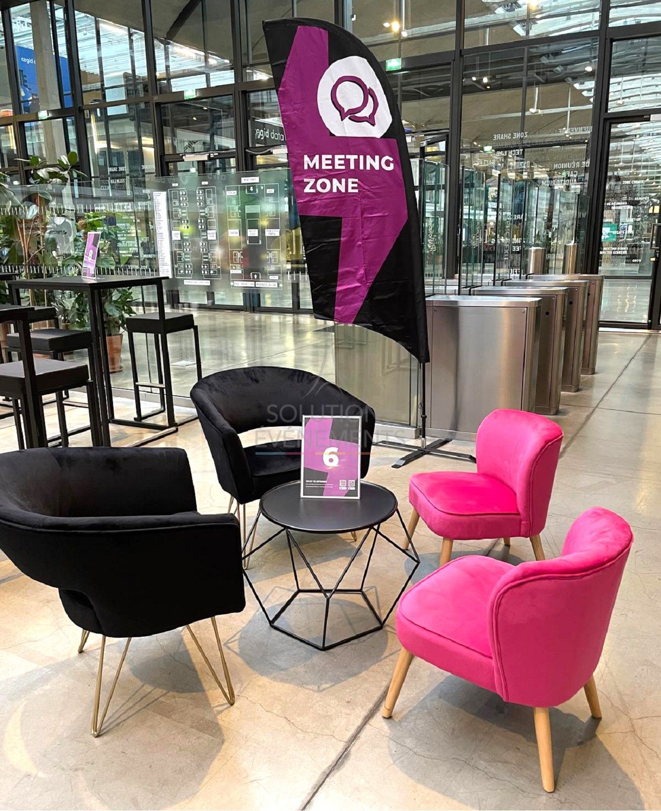 Fuchsia pink velvet Toad armchair - Visual 3