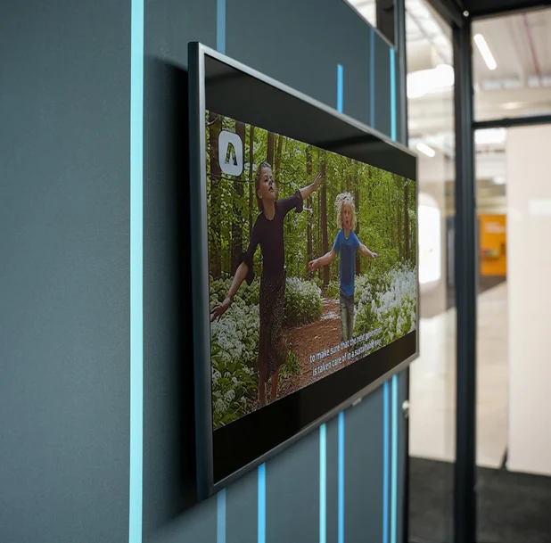 Écran intégré à une paroi modulaire