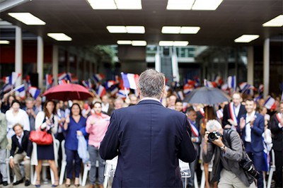 Location de chaises et podium pour un meeting politique à Paris par Solutions Événements