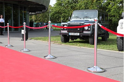 Location de potelets et tapis rouge pour un événement premium en Ile de France par Solutions Événements