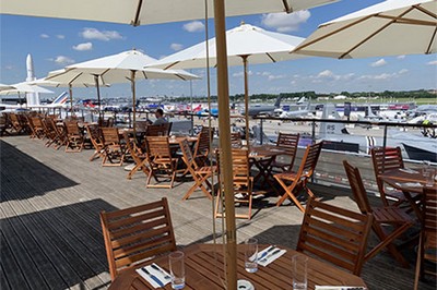 Parasol et mobilier Outdoor pour le Salon du Bourget par Solutions Événements