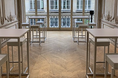 Location de mange debout et tabourets hauts pour un événement client à l’Apple Store de Paris par Solutions Événements