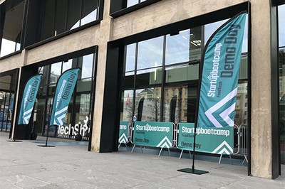 Drapeaux et oriflammes à Station F par Solutions Événements