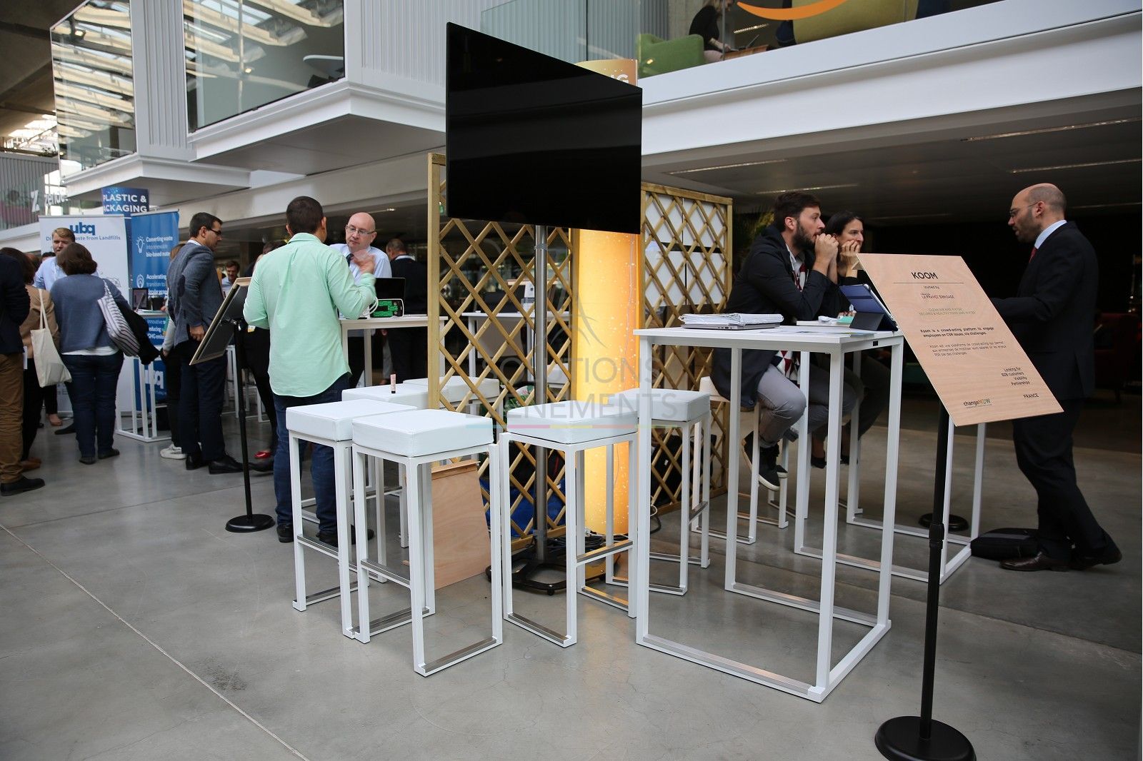 Kubo White Standing Dining Table - White Tray - Visual 3