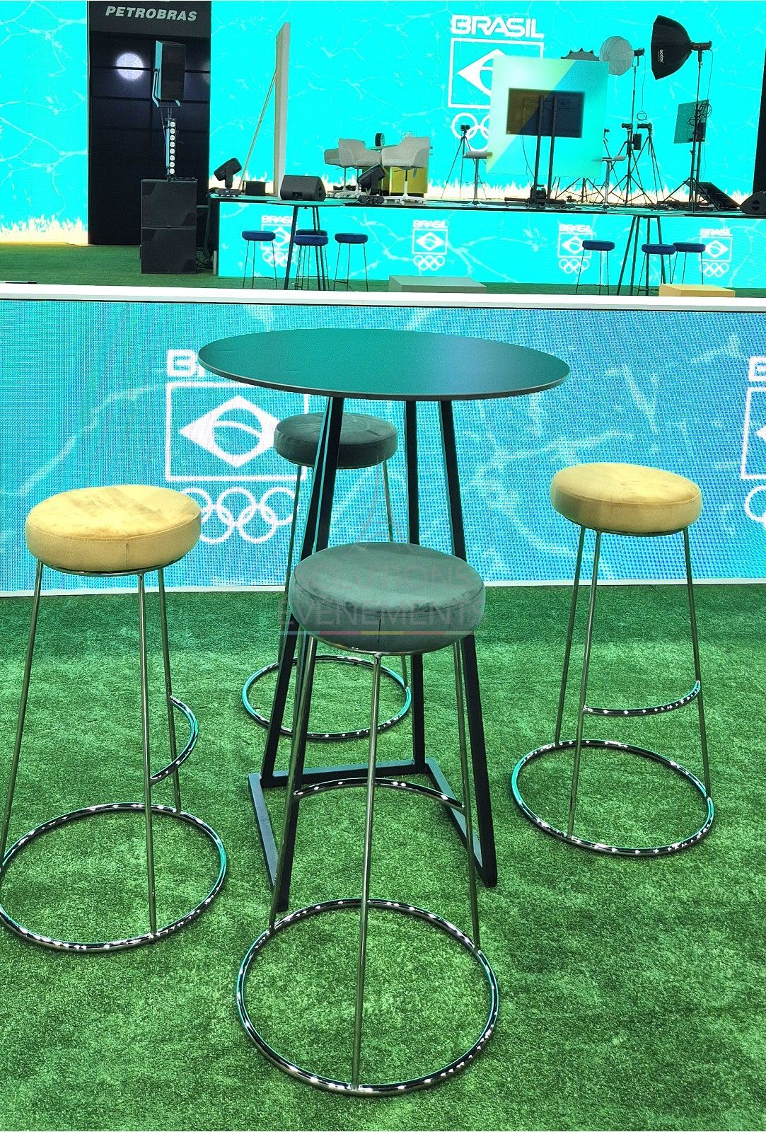 Leon Black high stool - Green velvet seat - Visual 2