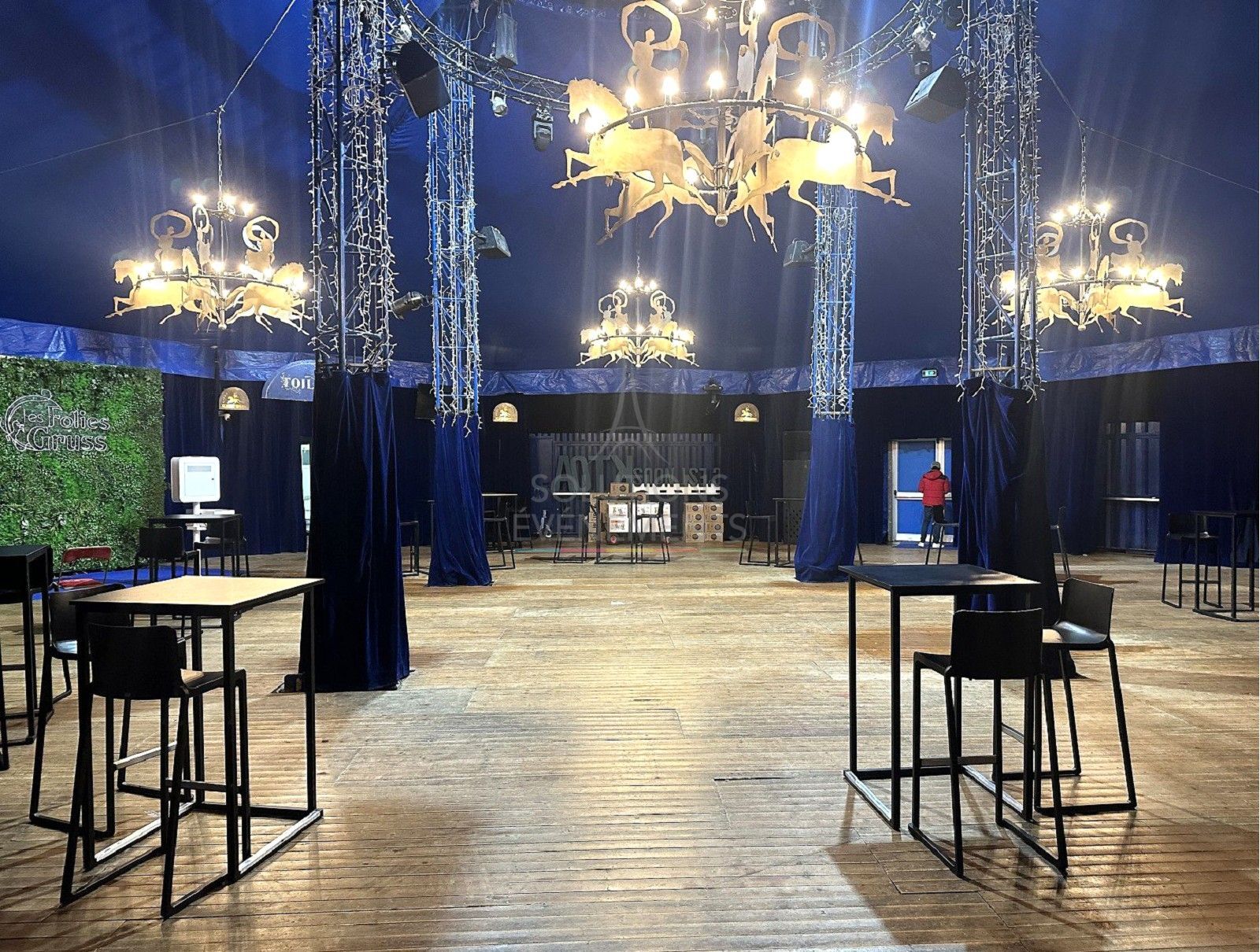 Mange debout Kubo Noir - Plateau Noir - Visuel 5