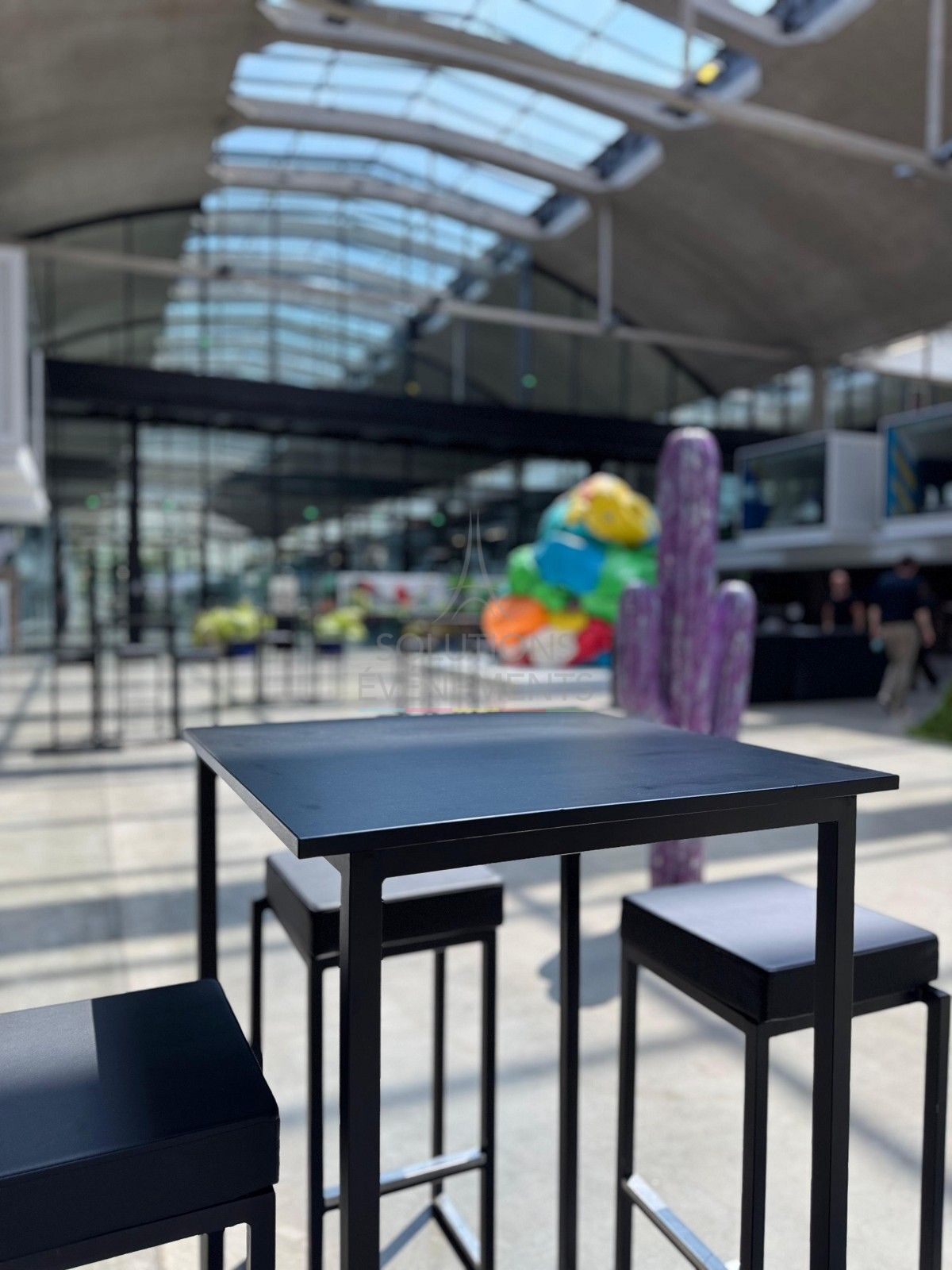 Mange debout Kubo Noir - Plateau Noir - Visuel 3