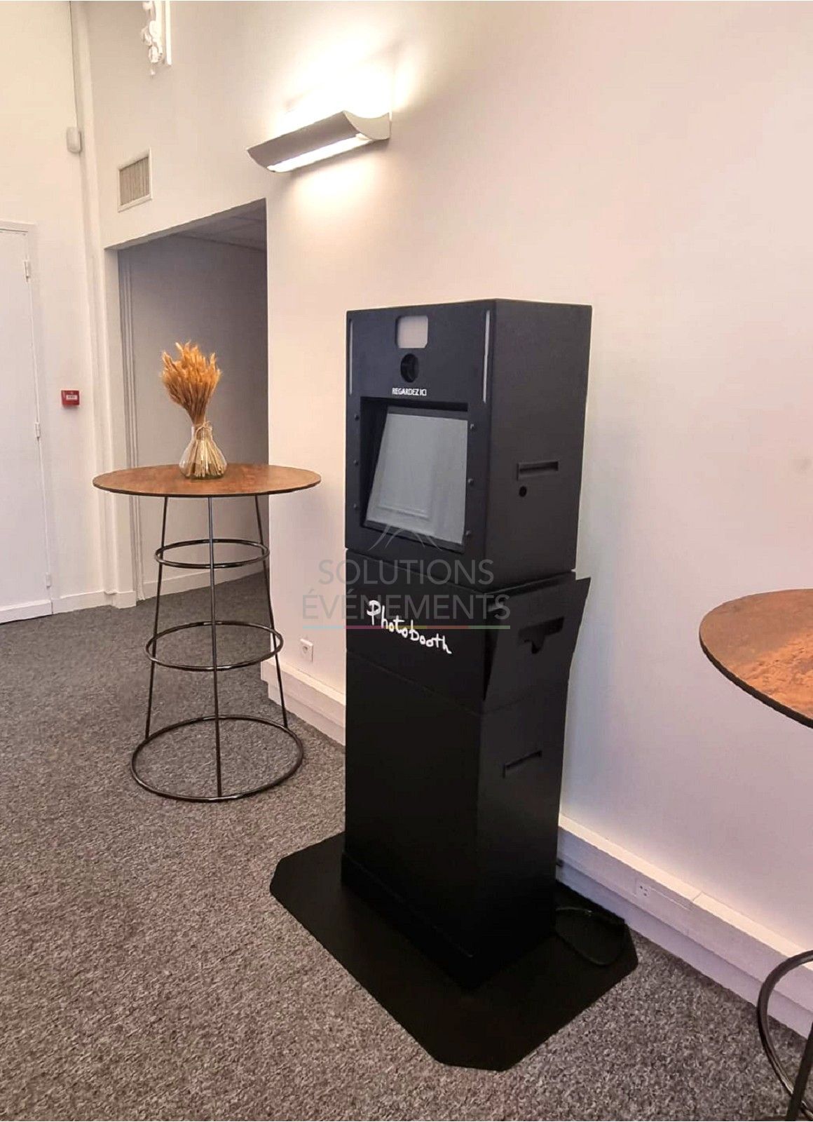 Mange debout Leon noir - Plateau rond Factory - Visuel 3