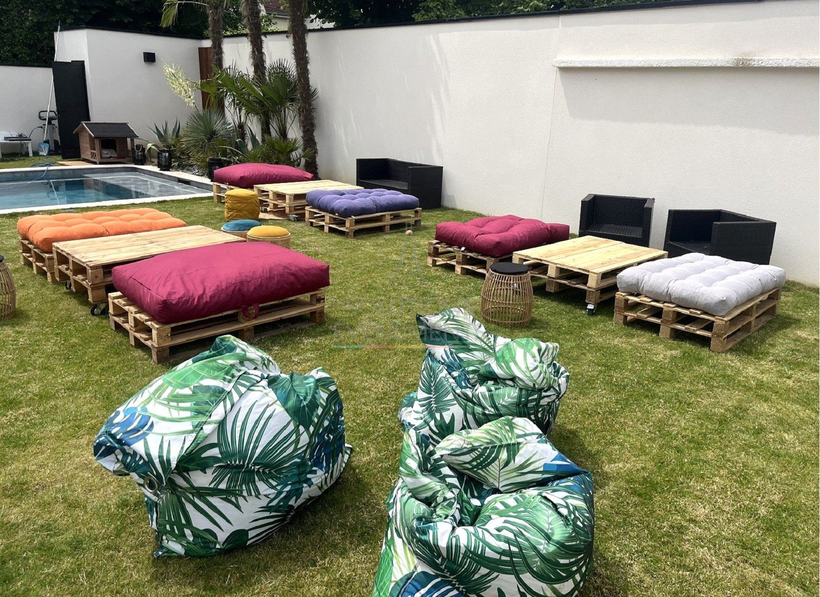 Pallet bench - Raspberry cushion - Visual 2