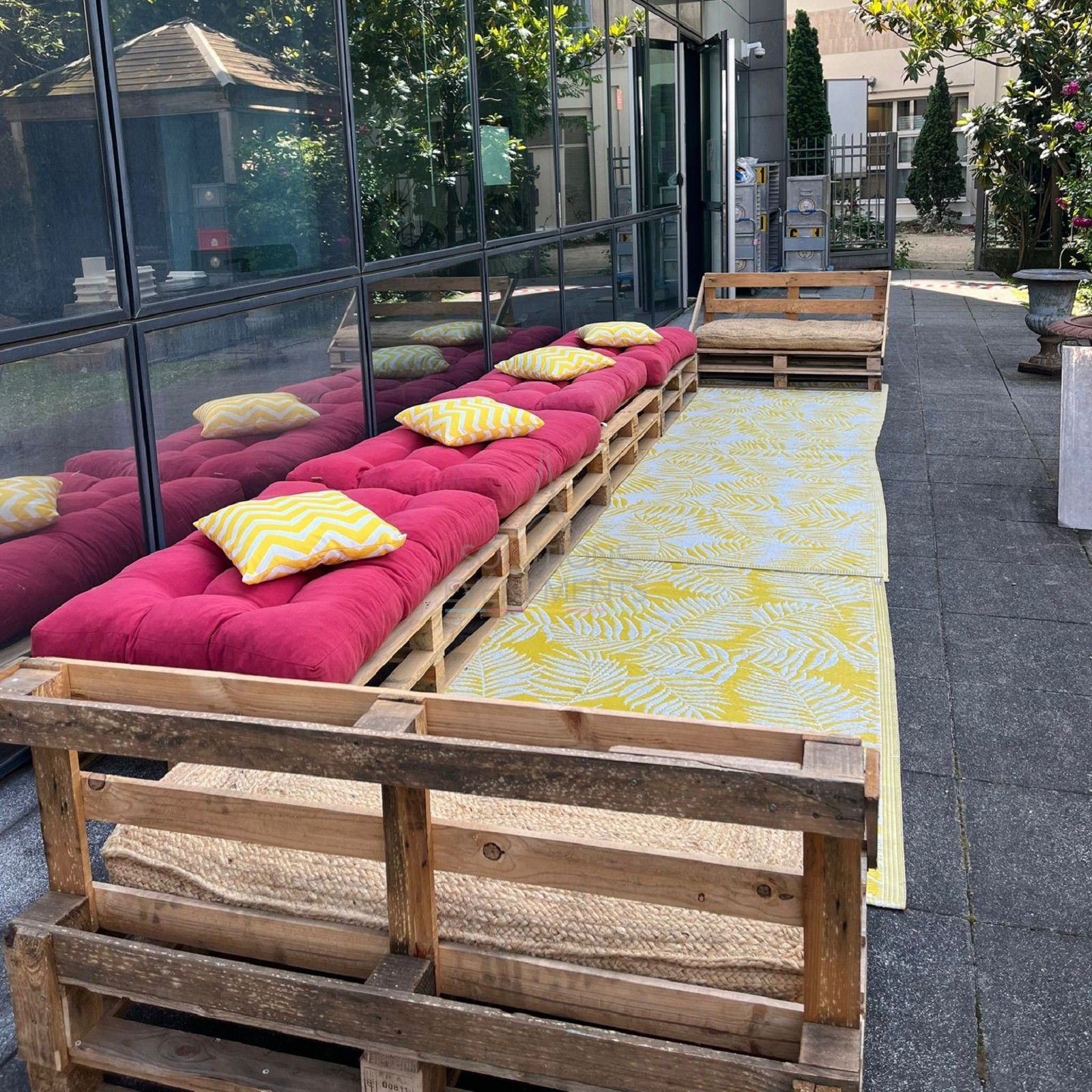 Pallet bench - Red cushion - Visual 2