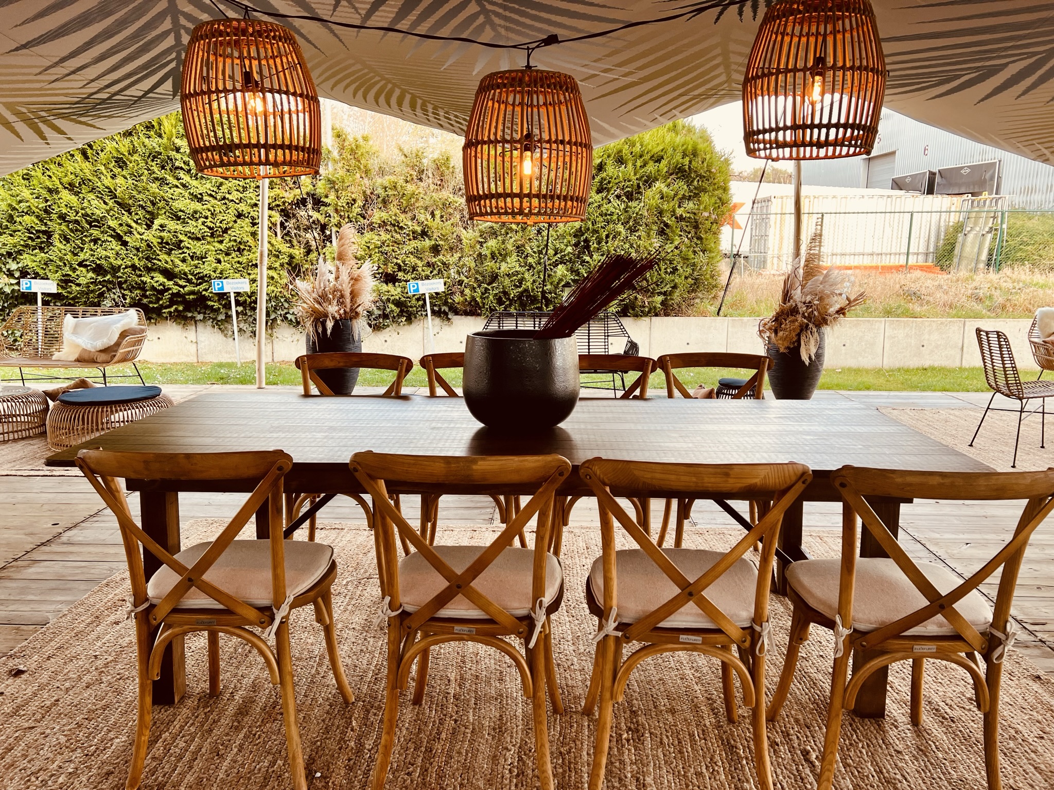 Illustration de La location de tables et chaises : essentiel pour votre événement