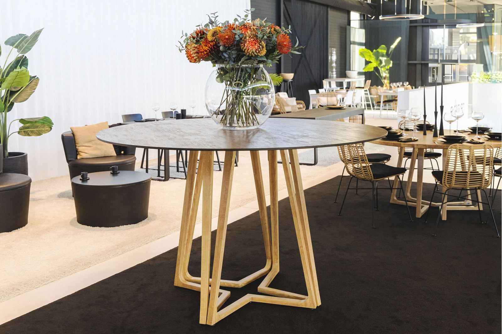 Illustration de Les avantages et l’utilisation des tables hautes sur les events