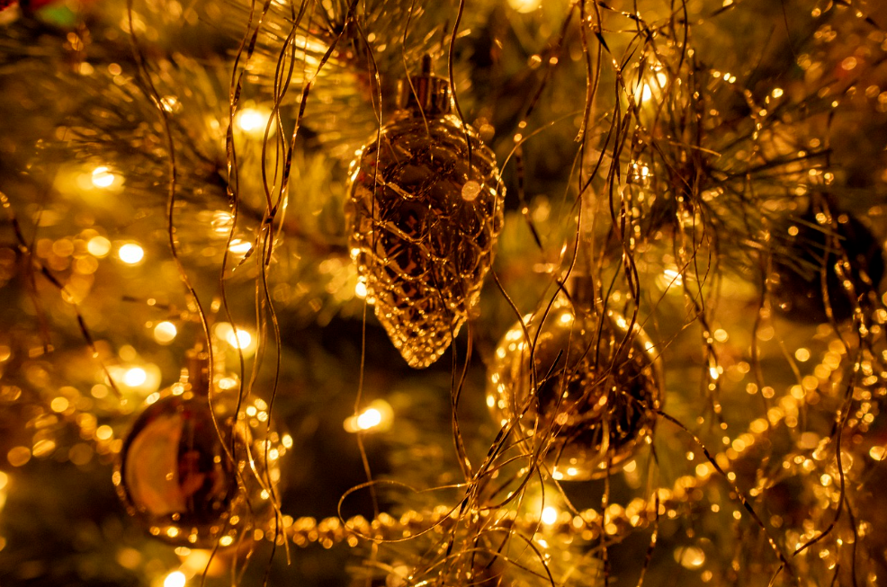 Illustration de Tendances déco de Noël 2024 : magie et éco-responsabilité