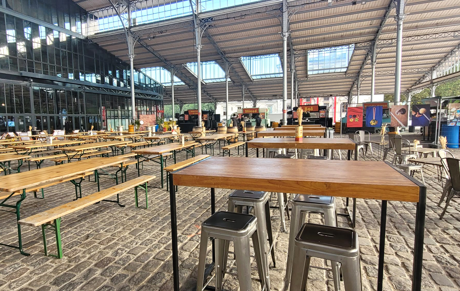 Illustration de Location de mobilier vintage : le charme rétro pour vos événements