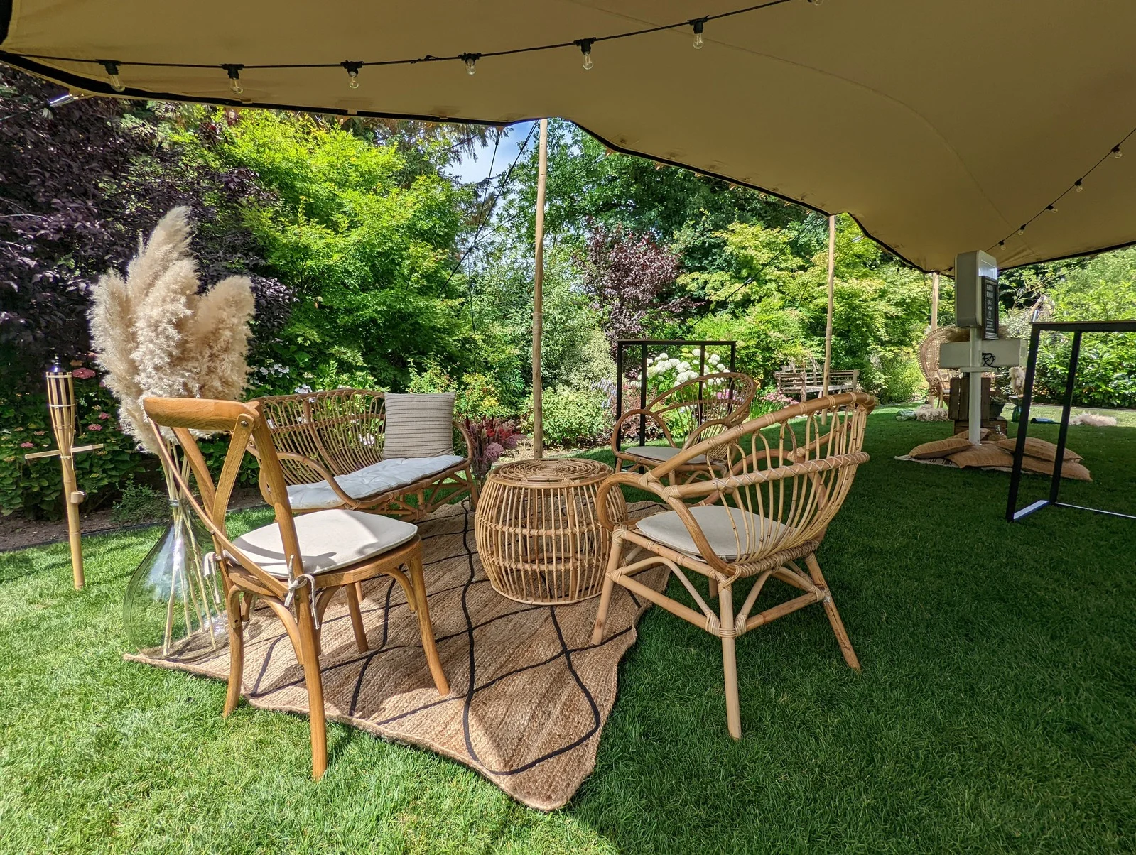 Illustration de Quel mobilier choisir pour un événement outdoor au printemps ?