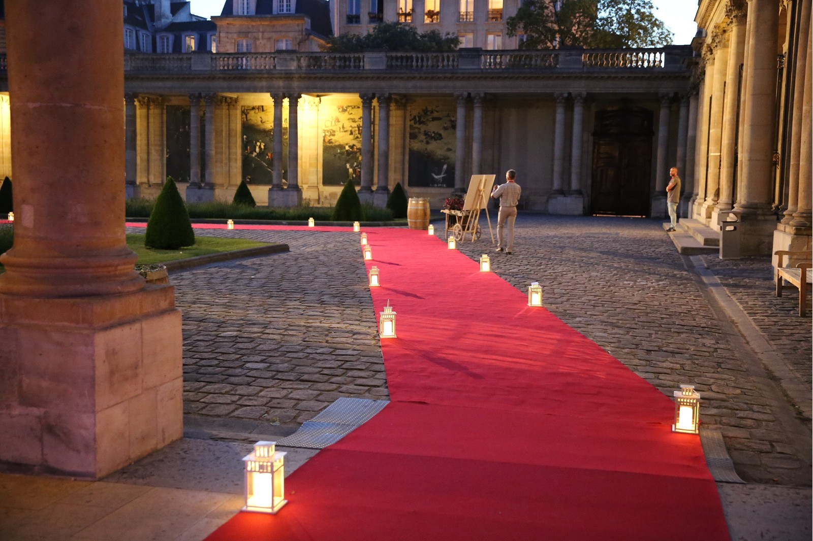 Illustration de Tapis rouge événement : créer une entrée premium pour un lancement de produit ou une inauguration