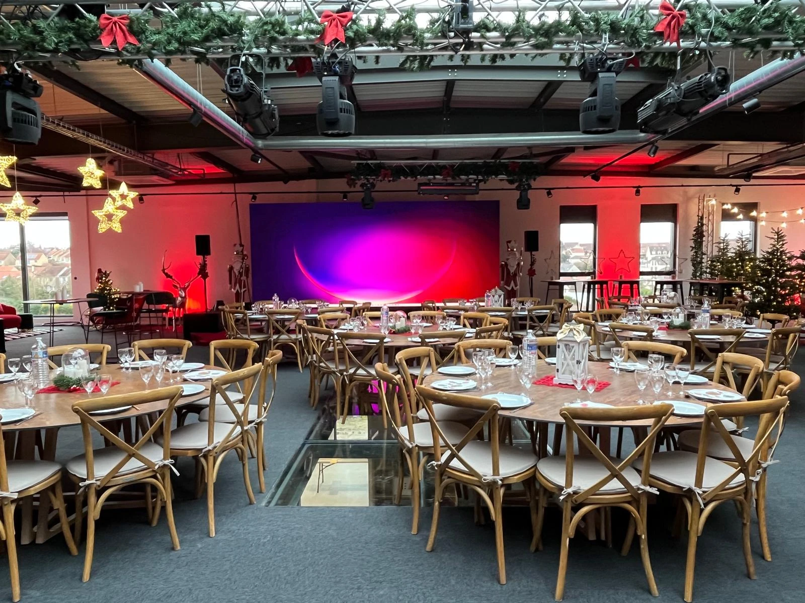 Salle aménagée et décorée pour un arbre de Noël d'entreprise
