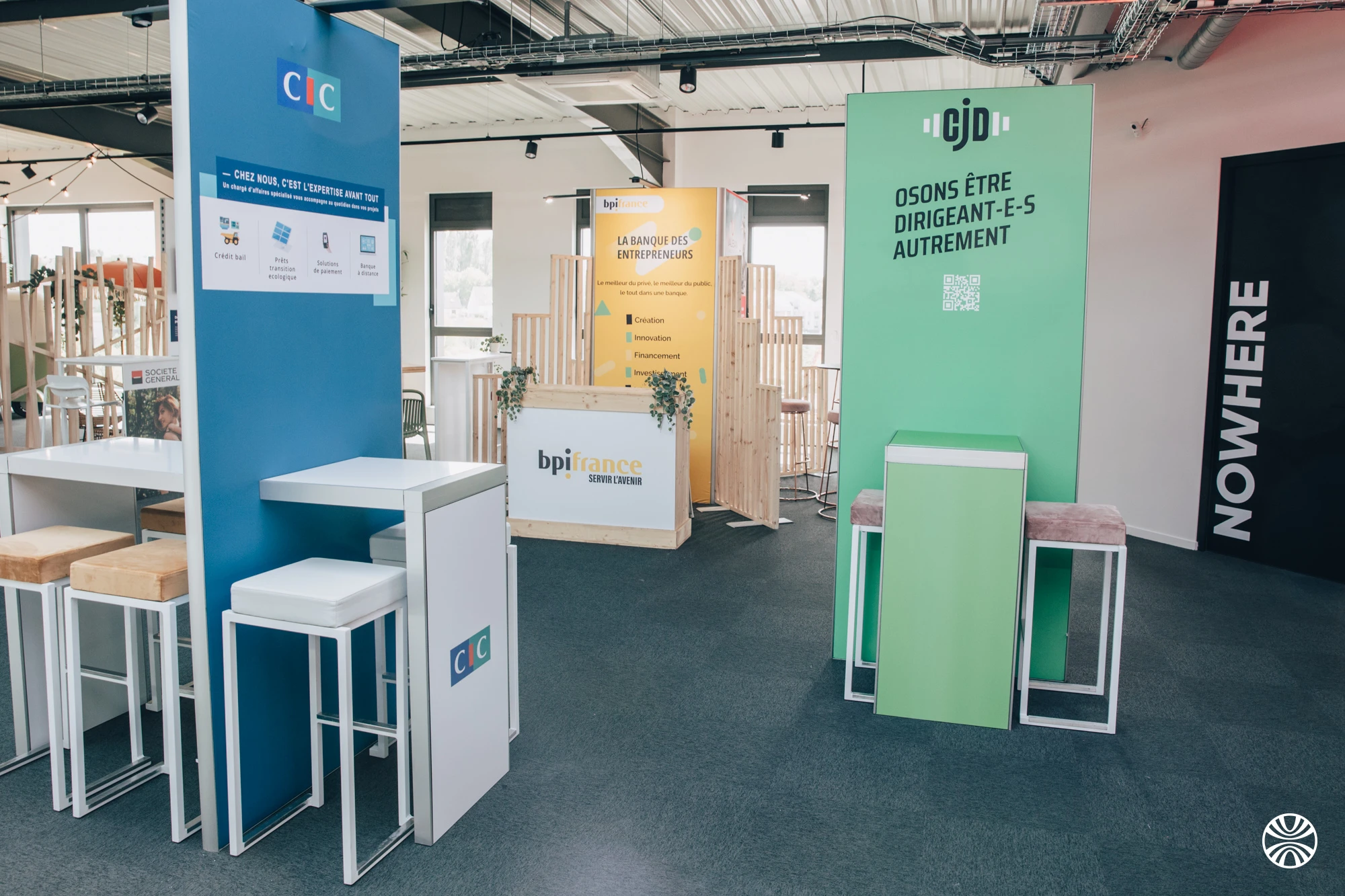 Mobilier de réception loué, tables et chaises dressées pour un événement de 100 personnes