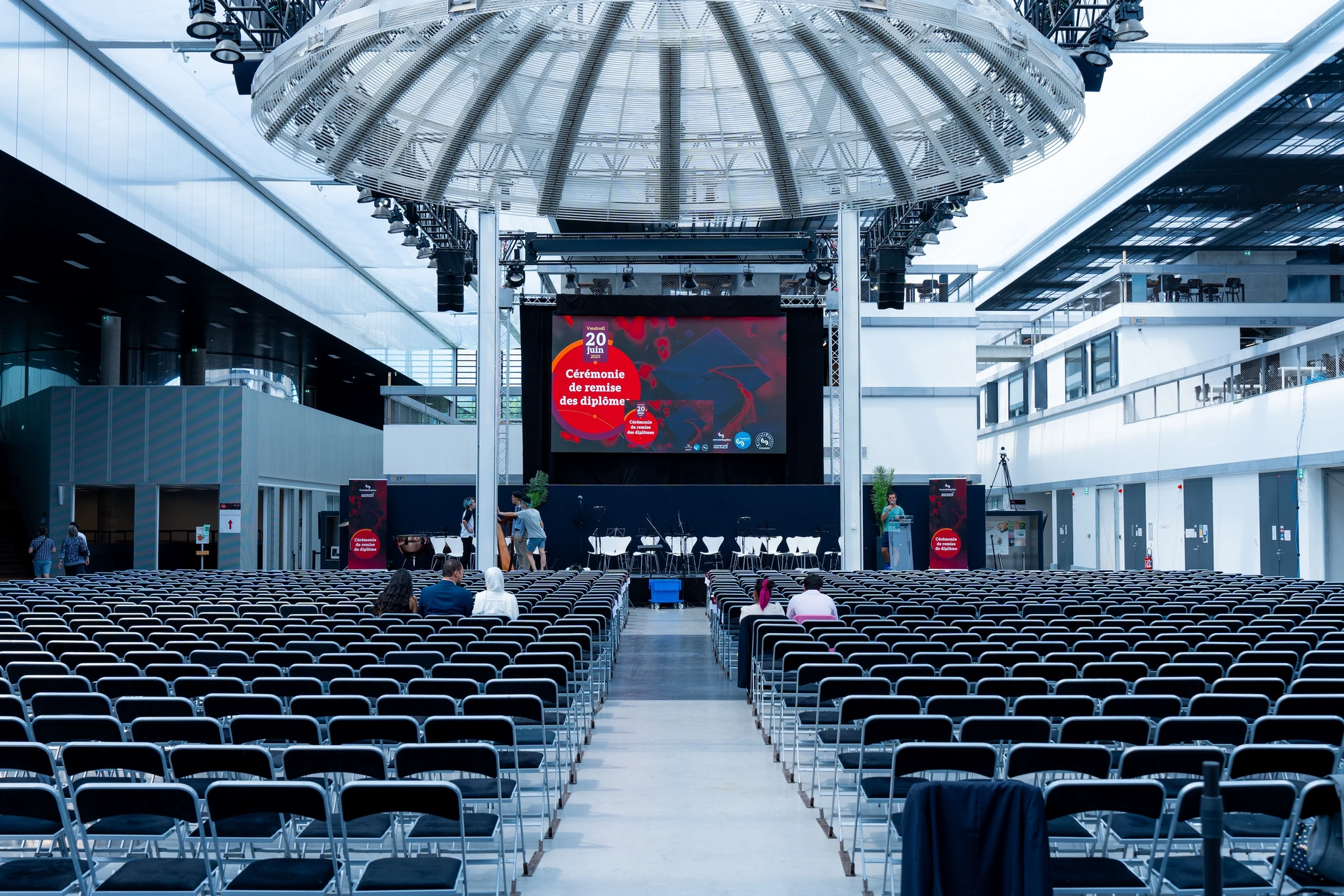 Rangées de chaises de conférence alignées dans une salle