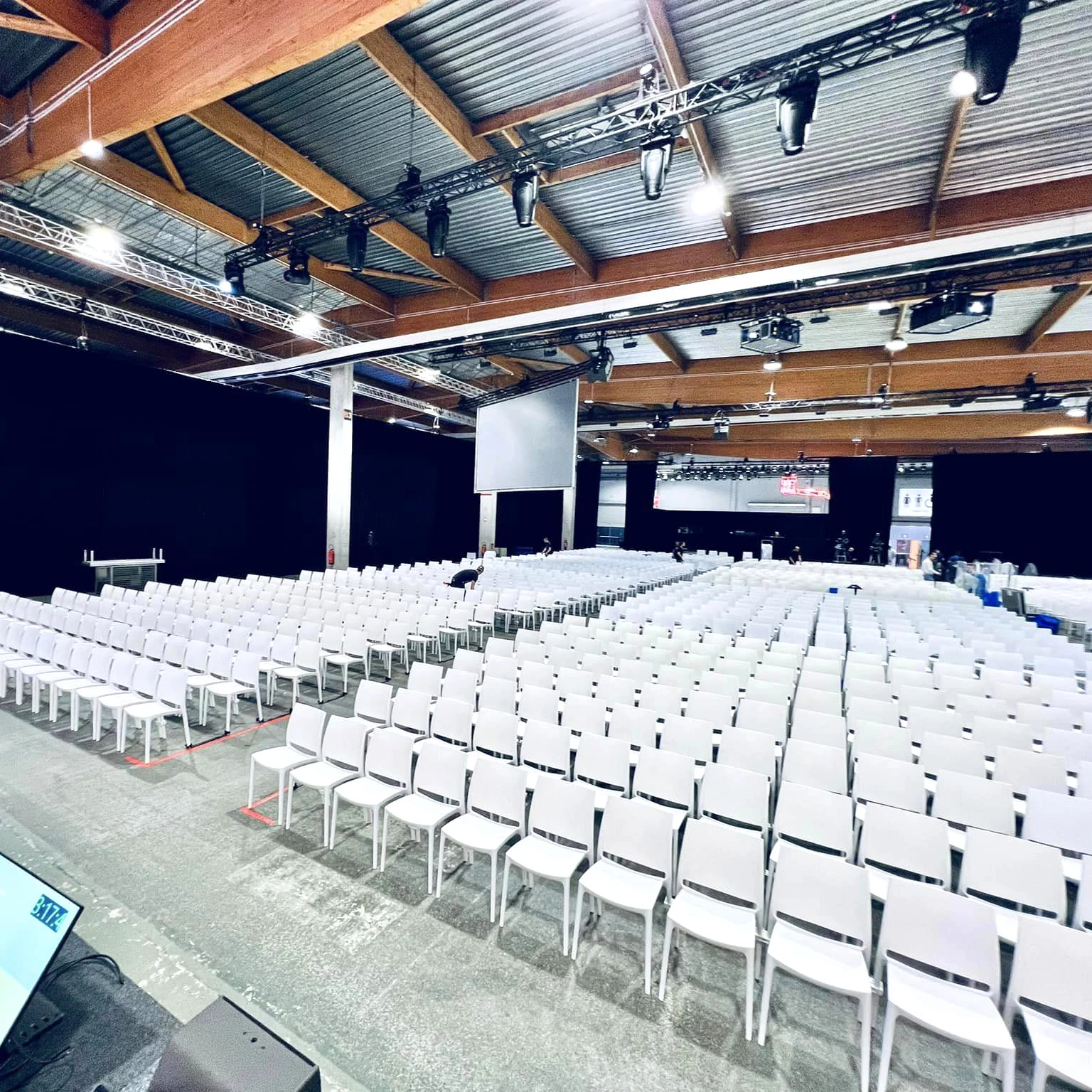 Salle de réception dressée avec chaises blanches