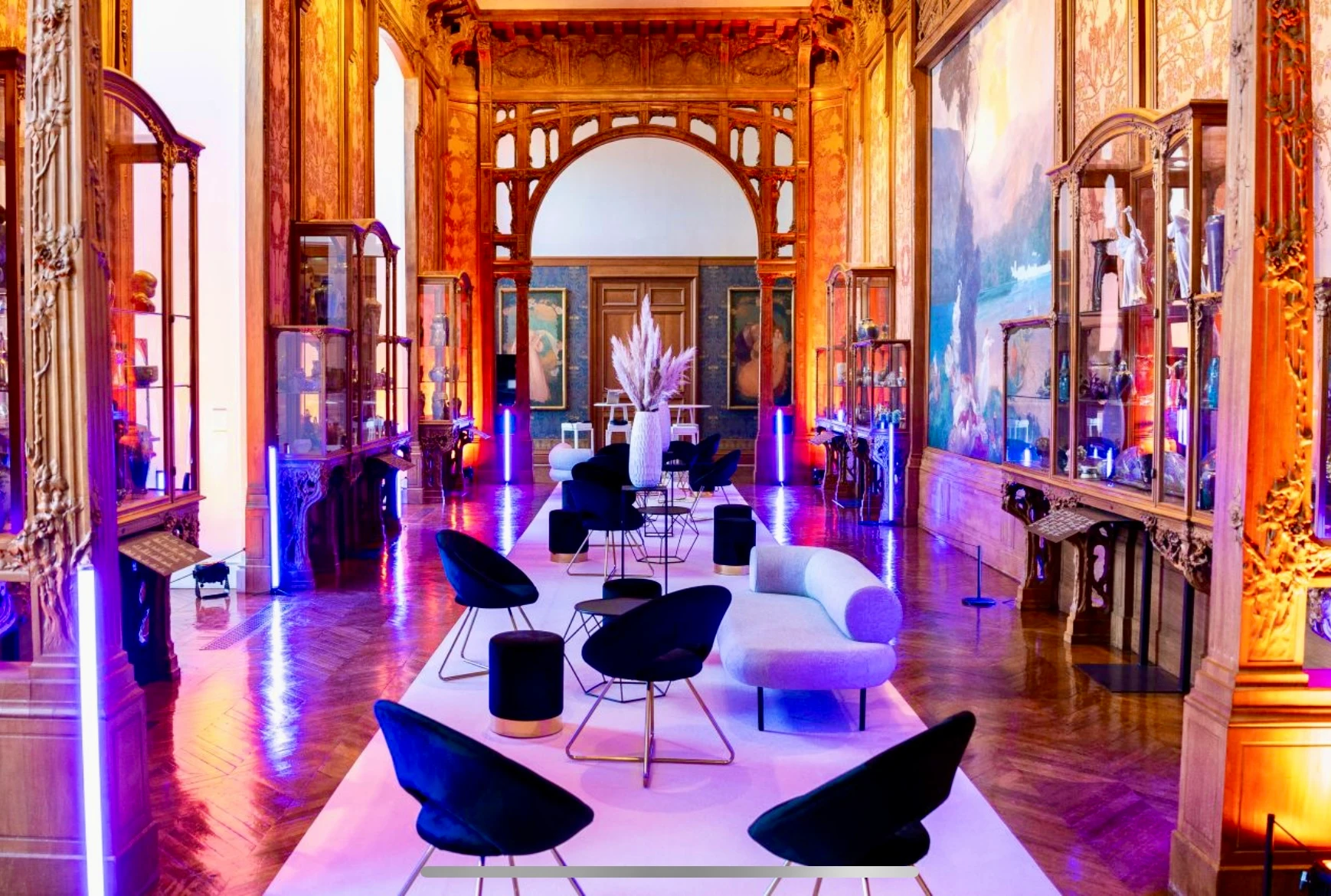 Chaises et tables de réception installées pour un événement d'entreprise