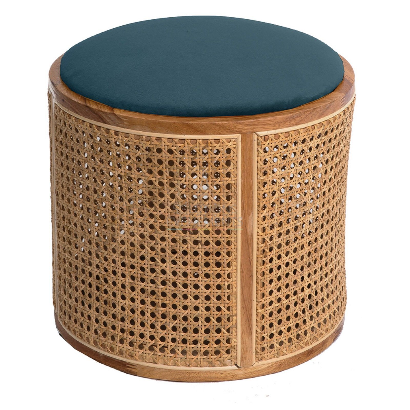 Location de pouf velours couleur bleu canard avec cannage rotin bohème