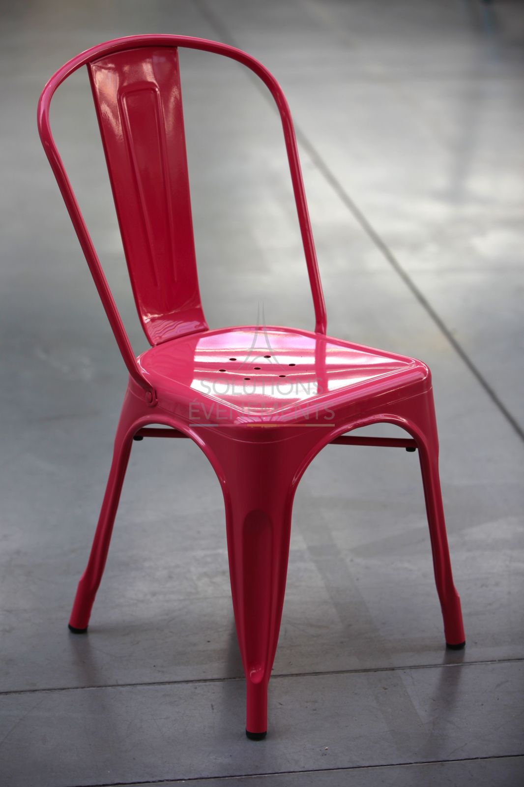 Raspberry red industrial tolix chair - Visual 4