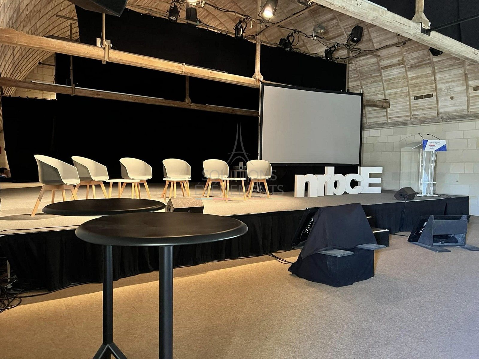 Scandinavian designer white armchair - Visual 4