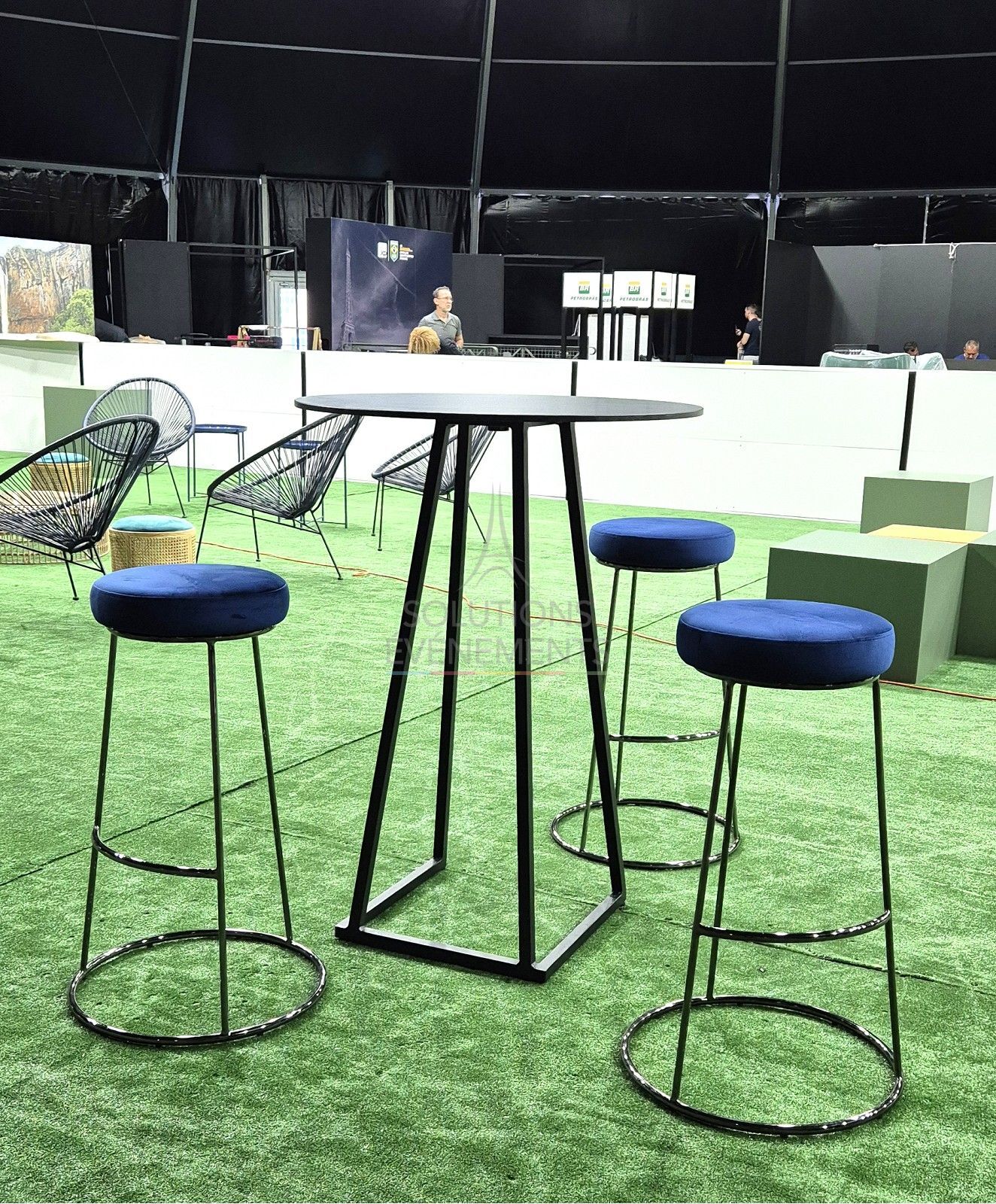 Tabouret haut Leon Noir - Assise velours Bleu - Visuel 3