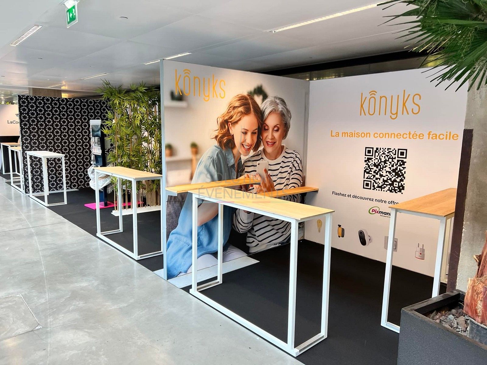 White Kubo Console - Wooden Top - Visual 4