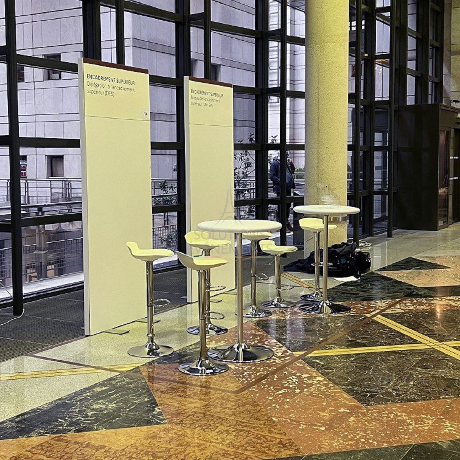 White Modulo standing table - Visual 2